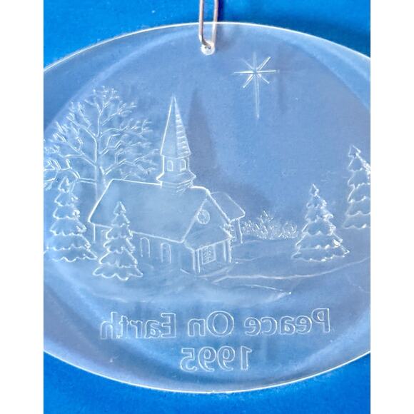 1995 Holiday Treasures Collectors’ Acrylic Oval Ornament Peace On Earth Church - Picture 10 of 13